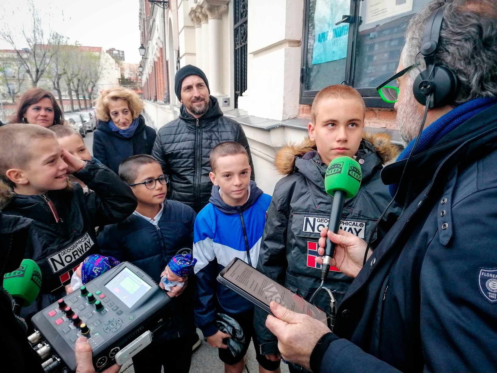 La generosidad de un grupo de niños que se rapó el pelo en solidaridad con su compañero enfermo La generosidad de un grupo de niños que se rapó el pelo en solidaridad con su compañero enfermo