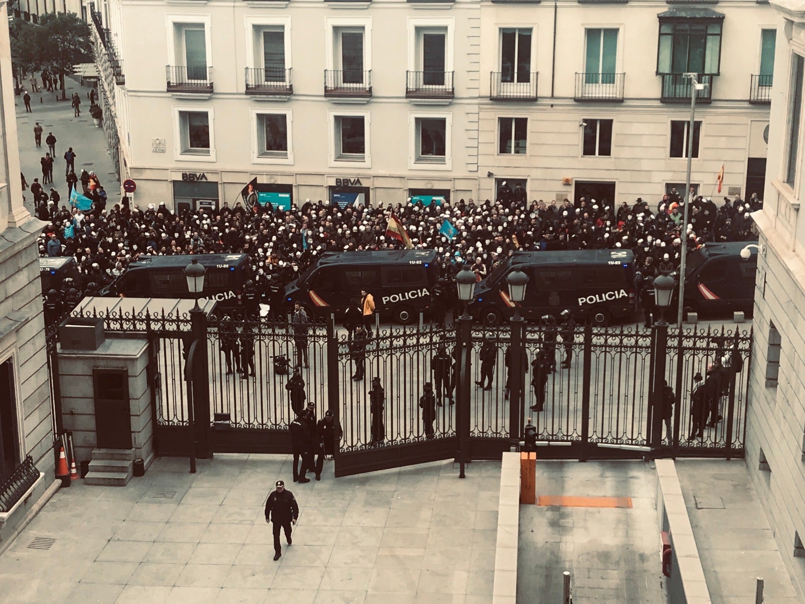 Los policías y guardias civiles vuelven a rodear el Congreso Los policías y guardias civiles vuelven a rodear el Congreso