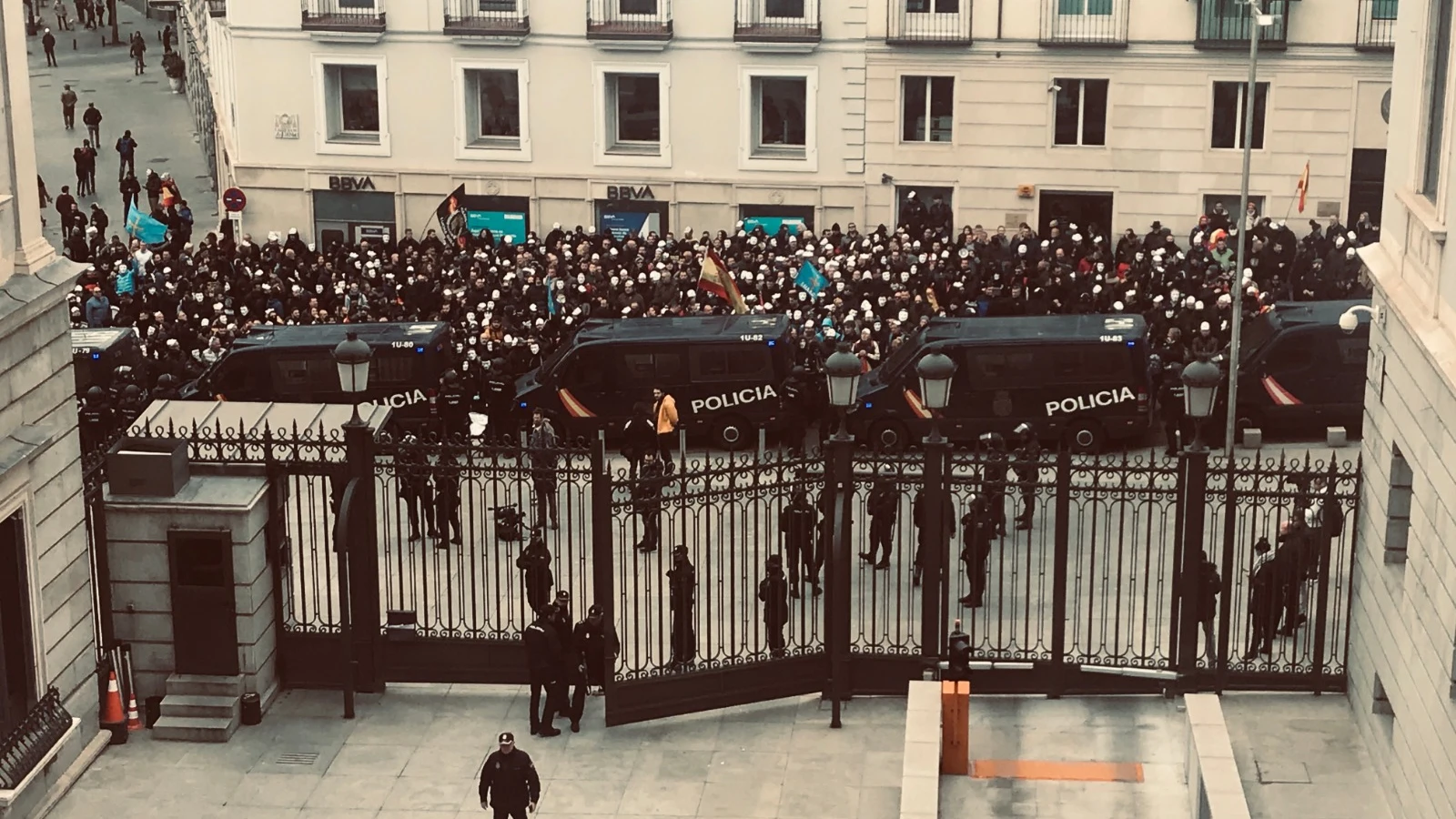 Policías y guardias civiles protestan en el Congreso