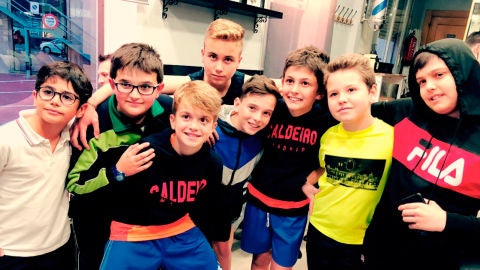 El grupo de amigos en la peluquer&iacute;a minutos antes de cortarse el pelo