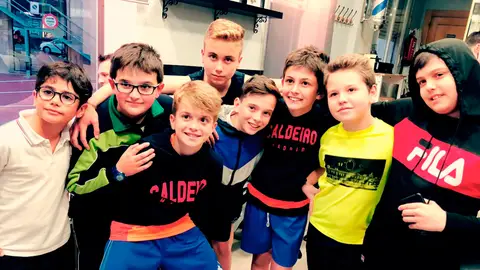 El grupo de amigos en la peluquería minutos antes de cortarse el pelo El grupo de amigos en la peluquería minutos antes de cortarse el pelo