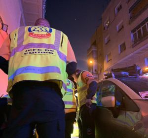 Sanitarios atendiendo a la mujer que recibió el disparo en la cabeza Sanitarios atendiendo a la mujer que recibió el disparo en la cabeza