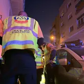 Sanitarios atendiendo a la mujer que recibió el disparo en la cabeza Sanitarios atendiendo a la mujer que recibió el disparo en la cabeza