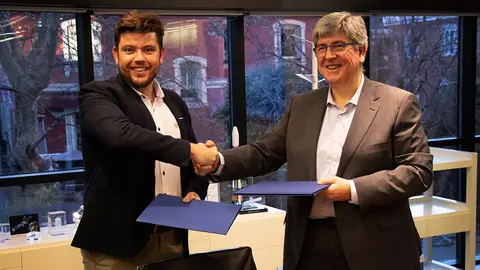 Firma del convenio entre PLD Space y la operadora Hispasat. Firma del convenio entre PLD Space y la operadora Hispasat.