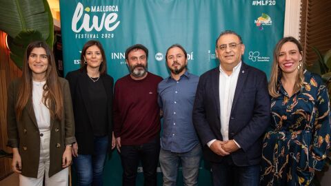 El Alcalde de Calvi&agrave;, Alfonso Rodr&iacute;guez, con los organizadores del Mallorca Live Festival durante la presentaci&oacute;n del festival. 