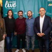 El Alcalde de Calvià, Alfonso Rodríguez, con los organizadores del Mallorca Live Festival durante la presentación del festival. 
