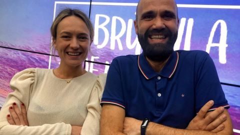 La autora del libro junto al conductor de la Br&uacute;jula de Madrid