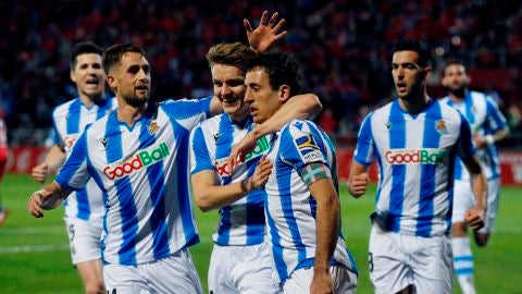 La Real Sociedad celebra el gol de Oyarz&aacute;bal de penalti