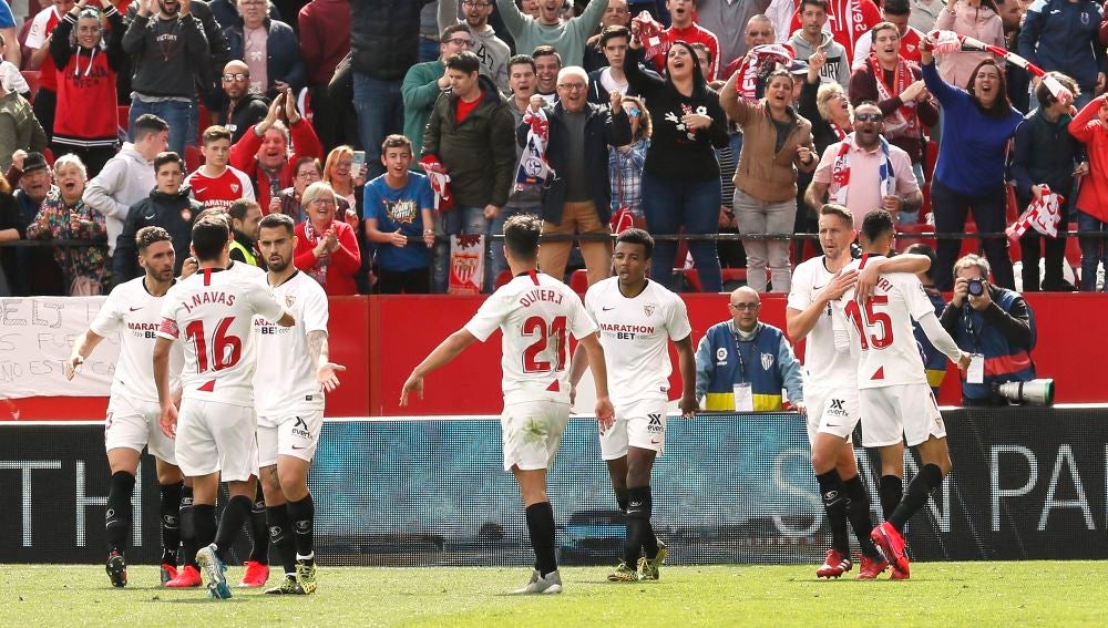 Los jugadores del Sevilla celebran un gol en el Sánchez Pizjuán