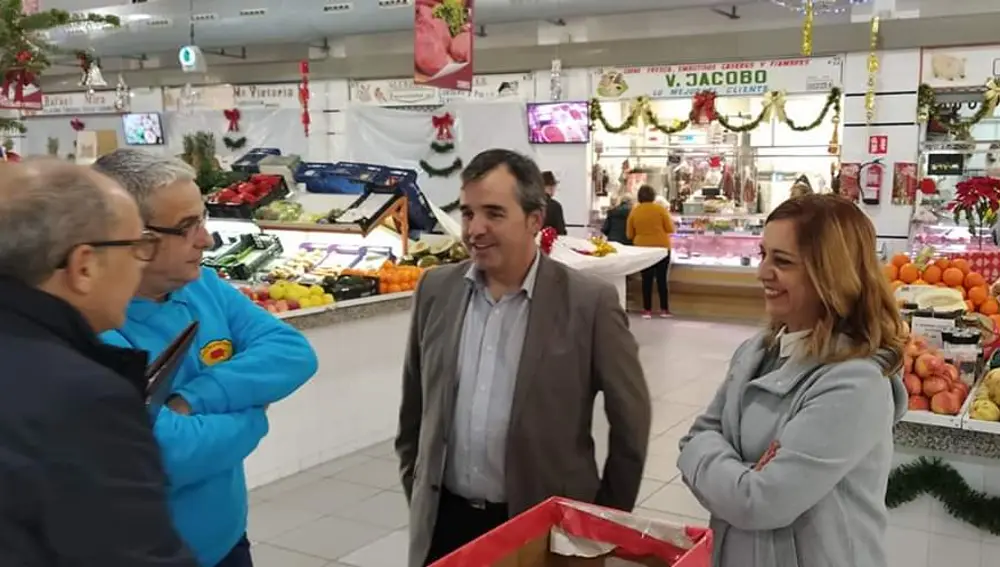 El alcalde de Aspe y la concejala de Comercio en el Mercado de Abastos.