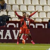 Yacine celebra su primer gol con el Rayo, ante el Albacete, en el Carlos Belmonte.