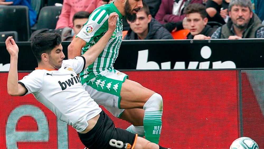 Borja Iglesias pelea por un balón con el valencianista Carlos Soler.