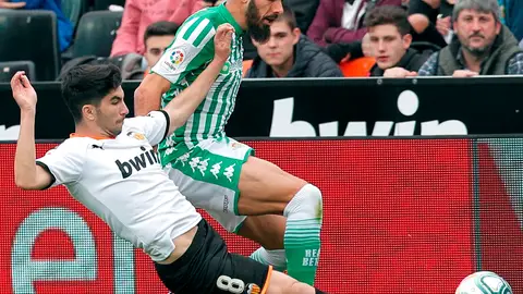 Borja Iglesias pelea por un balón con el valencianista Carlos Soler. Valencia-Betis