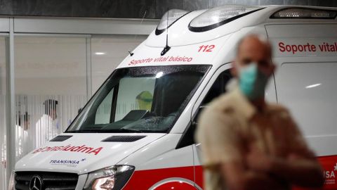 Imagen de archivo de ambulancia a su llegada al Hospital Universitario Central de Asturias 