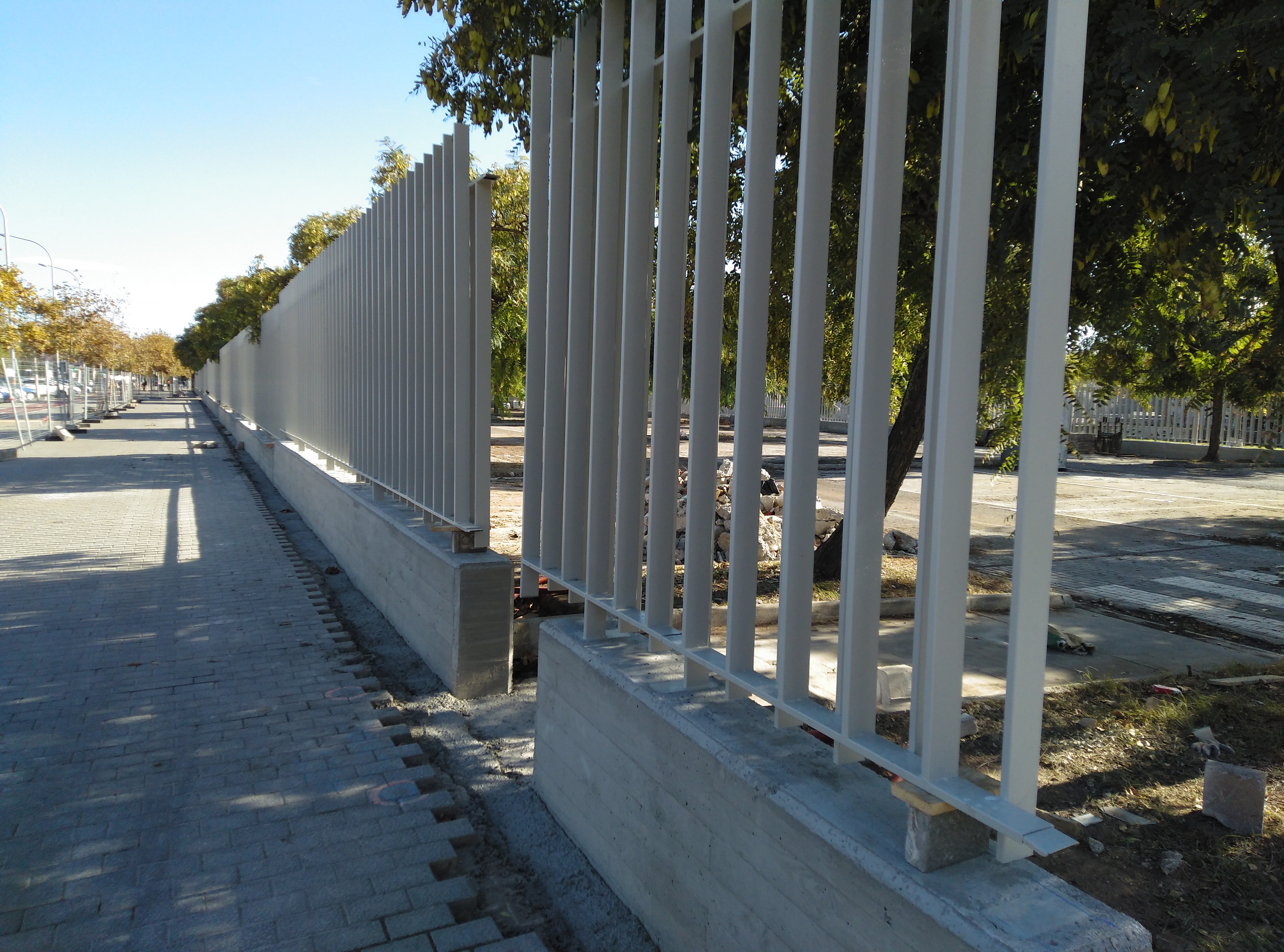 La Universitat de València finaliza la instalación del vallado "anti-botellón" en Tarongers La Universitat de València finaliza la instalación del vallado "anti-botellón" en Tarongers