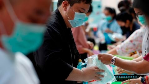 Personas con mascarilla por el brote de coronavirus