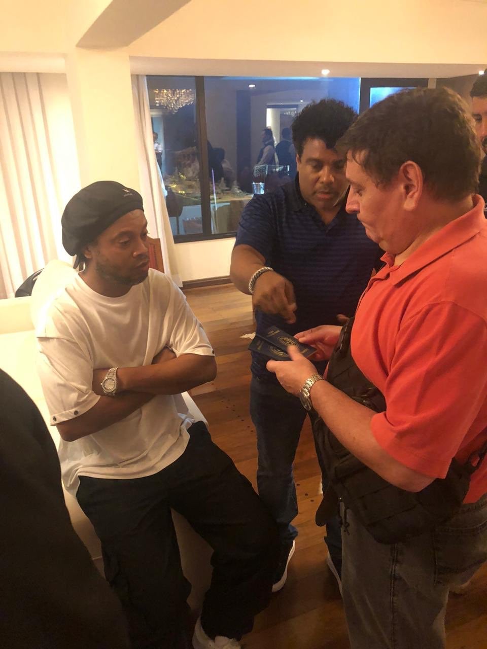 Detienen a Ronaldinho por entrar en Paraguay con un pasaporte falso Detienen a Ronaldinho por entrar en Paraguay con un pasaporte falso