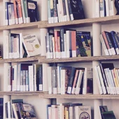 Libros en una biblioteca Libros en una biblioteca