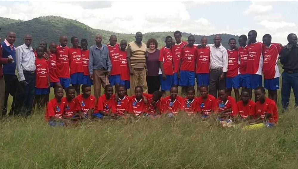 Los niños de la escuela Masai Mara, con las equipaciones donadas por J'hayber y Grupo Antón Comunicación.