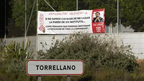 Pancarta colgada en el IES Torrellano de Elche. Pancarta colgada en el IES Torrellano de Elche.