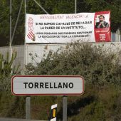 Pancarta colgada en el IES Torrellano de Elche.