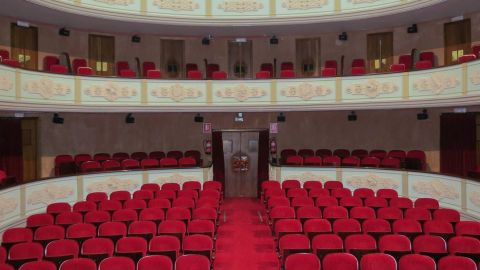 O acordo anunciado polo alcalde de Ourense, Gonzalo J&aacute;come e o presidente da Deputaci&oacute;n, Manuel Baltar para que a instituci&oacute;n municipal se faga cargo da xesti&oacute;n do Teatro Principal xerou d&uacute;bidas na oposici&oacute;n e inquedanza nos traballadores do recinto cultural, entreles a da propia xerente, Olga Moj&oacute;n. Moj&oacute;n cuestionaba en declaracci&oacute;ns a Onda Cero que o acordo pol&iacute;tico se tomase "nun bar entre whiskys e falando de mulleres de moral relajada".