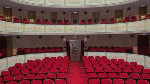 Teatro Principal de Ourense O acordo anunciado polo alcalde de Ourense, Gonzalo Jácome e o presidente da Deputación, Manuel Baltar para que a institución municipal se faga cargo da xestión do Teatro Principal xerou dúbidas na oposición e inquedanza nos traballadores do recinto cultural, entreles a da propia xerente, Olga Mojón. Mojón cuestionaba en declaraccións a Onda Cero que o acordo político se tomase "nun bar entre whiskys e falando de mulleres de moral relajada".