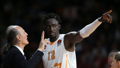 Ilimane Diop recibe instrucciones de Dusko Ivanovic
