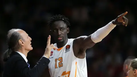 Ilimane Diop recibe instrucciones de Dusko Ivanovic Ilimane Diop recibe instrucciones de Dusko Ivanovic