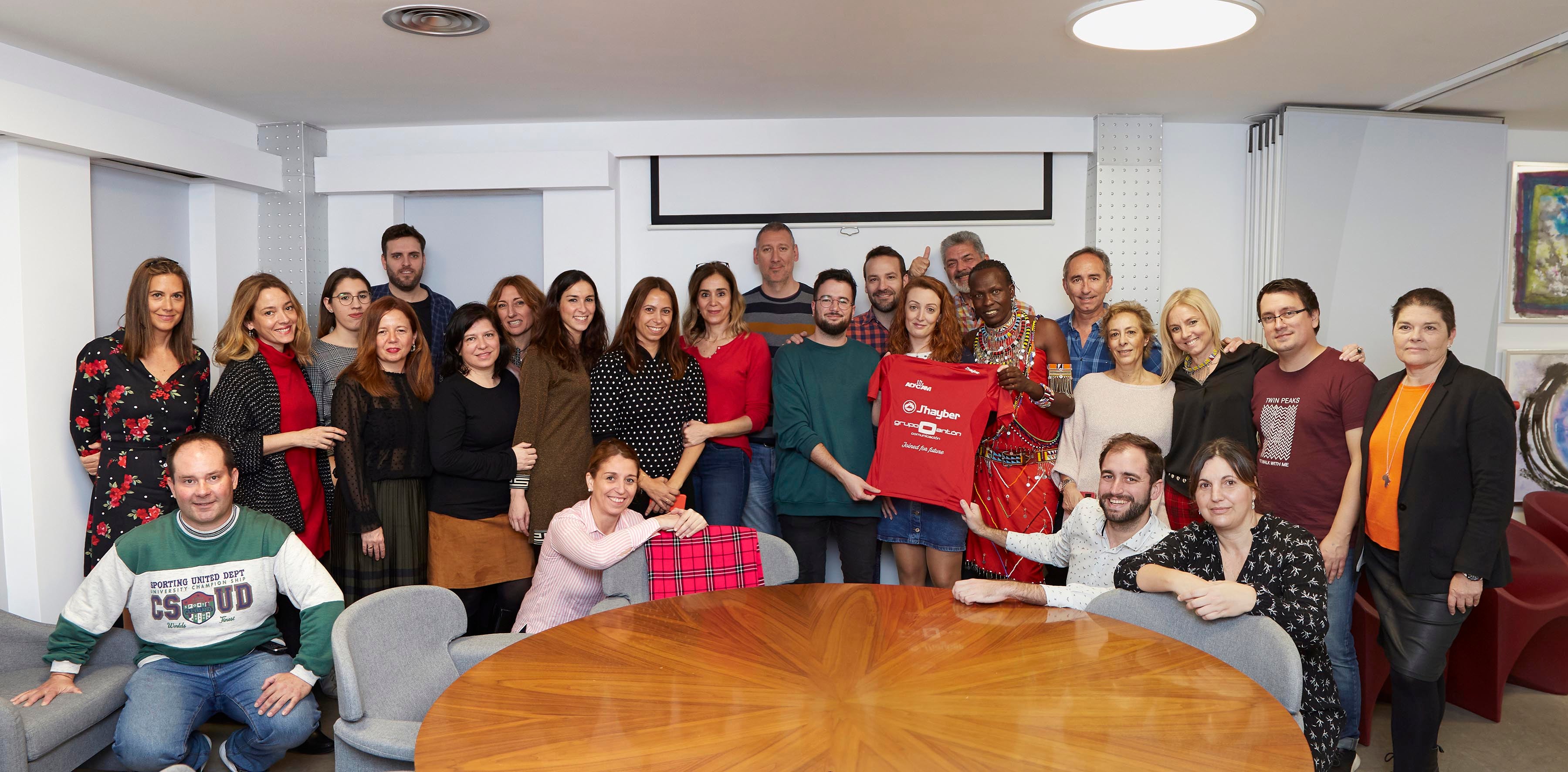 El jefe masai William Kikanae visita Grupo Antón Comunicación El jefe masai William Kikanae visita Grupo Antón Comunicación