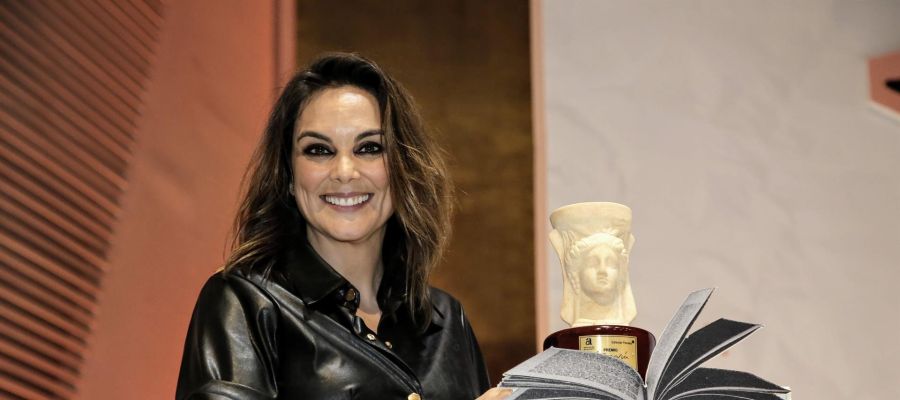 Mónica Carrillo tras recoger el Premio Azorín de Novela 2020. Mónica Carrillo tras recoger el Premio Azorín de Novela 2020.