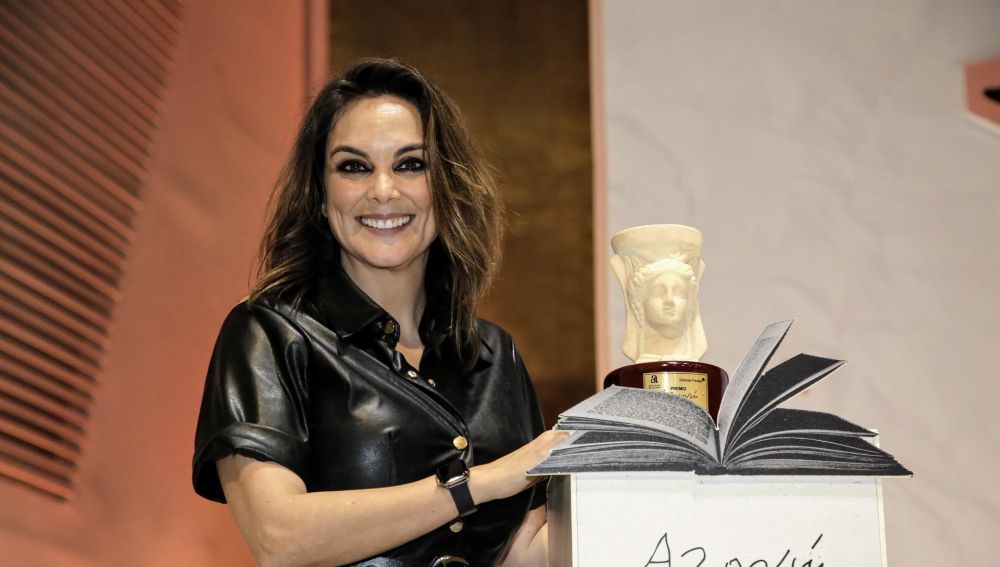 Mónica Carrillo tras recoger el Premio Azorín de Novela 2020.