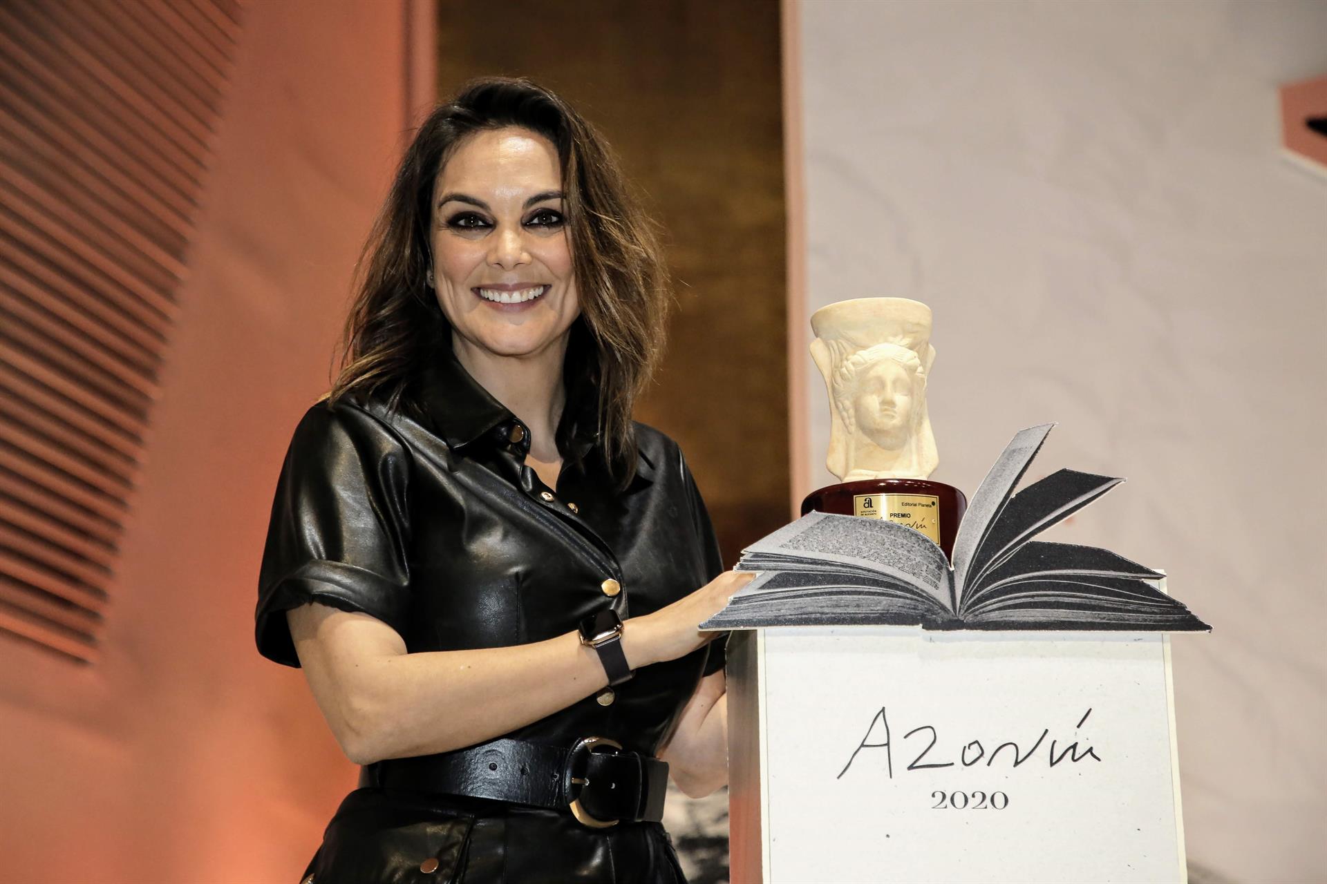 Mónica Carrillo gana el Premio Azorín de Novela con su libro ‘La vida desnuda’ Mónica Carrillo gana el Premio Azorín de Novela con su libro ‘La vida desnuda’