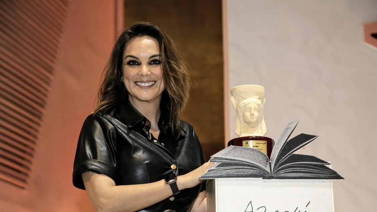 Mónica Carrillo tras recoger el Premio Azorín de Novela 2020.