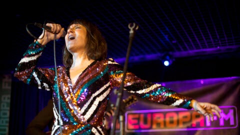 Amaral durante el showcase con Europa FM en Barcelona