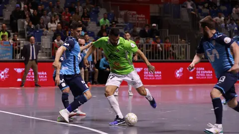 Diego Nunes durante una jugada del partido Copa de España de Fútbol sala