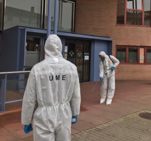 Efectivos de la UME realizan labores de limpieza. Efectivos de la UME realizan labores de limpieza.
