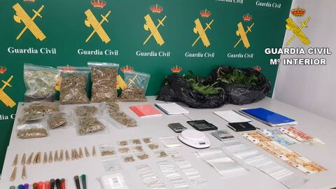 Efectos y droga incautados por la Guardia Civil.