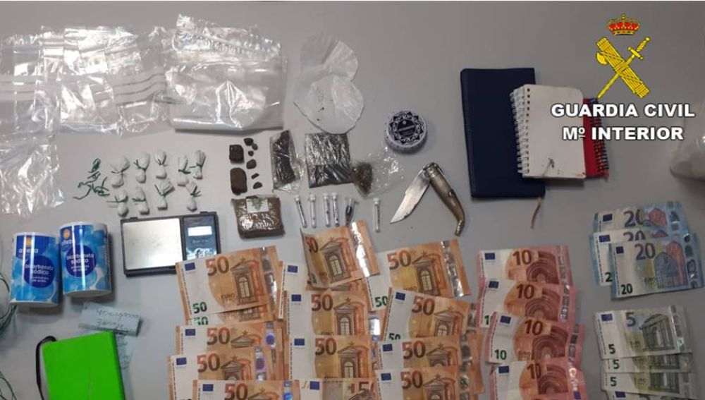 Efectos y dinero intervenidos en la operación de la Guardia Civil.