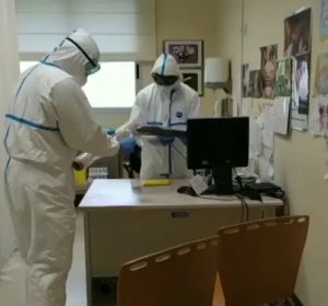Así limpian los militares un centro de salud de Vilagarcia de Arousa donde se ha detectado un brote de coronavirus Así limpian los militares un centro de salud de Vilagarcia de Arousa donde se ha detectado un brote de coronavirus