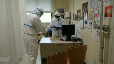 As&iacute; limpian los militares un centro de salud de Vilagarcia de Arousa donde se ha detectado un brote de coronavirus