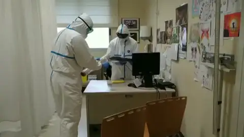 Así limpian los militares un centro de salud de Vilagarcia de Arousa donde se ha detectado un brote de coronavirus Así limpian los militares un centro de salud de Vilagarcia de Arousa donde se ha detectado un brote de coronavirus