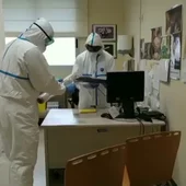 Así limpian los militares un centro de salud de Vilagarcia de Arousa donde se ha detectado un brote de coronavirus Así limpian los militares un centro de salud de Vilagarcia de Arousa donde se ha detectado un brote de coronavirus