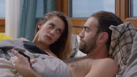 All&iacute; abajo - Temporada 2 - Cap&iacute;tulo 1: Para hacer bien el amor hay que subir