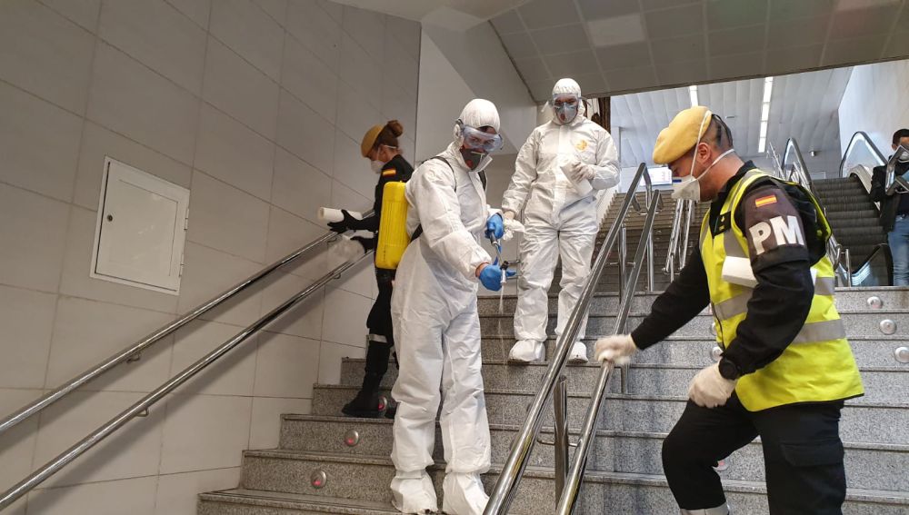 Soldados de la UME en la estación de Renfe de Elche.