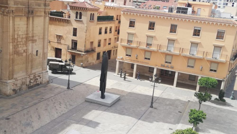 Vehículos del Ejército en la Plaza del Congreso Eucarístico de Elche.