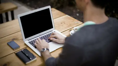 Cómo solicitar la ayuda de 300 euros a los autónomos de la Junta de Andalucía y cuáles son los requisitos Autónomos