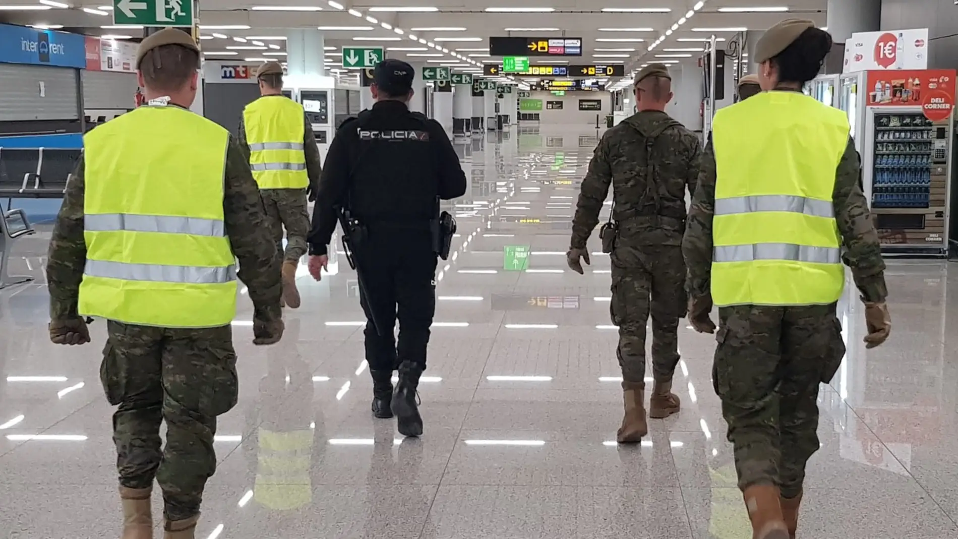 Una patrulla de militares y Policía vigila el aeropuerto de Palma.