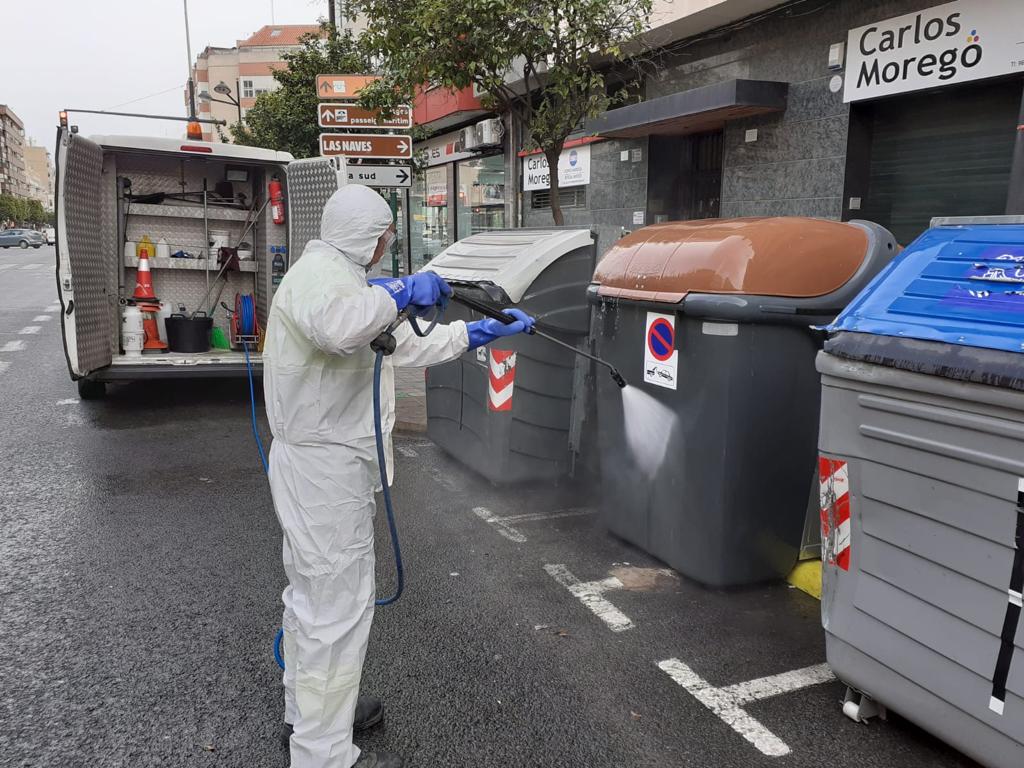 El Ayuntamiento crea un dispositivo para desinfectar contenededores y papepeleras El Ayuntamiento crea un dispositivo para desinfectar contenededores y papepeleras