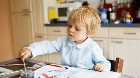 Niño jugando en su casa Niño jugando en su casa